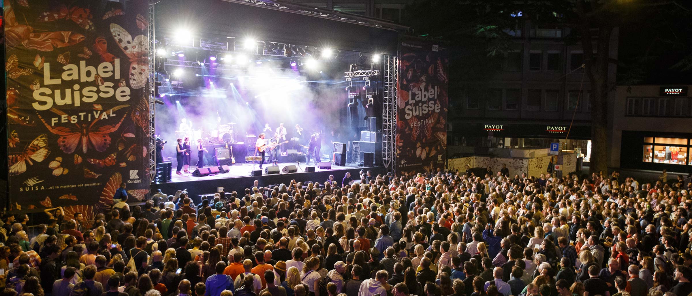 Festival Label Suisse: Eine große Bühne, auf der ein Konzert stattfindet, davor das Publikum