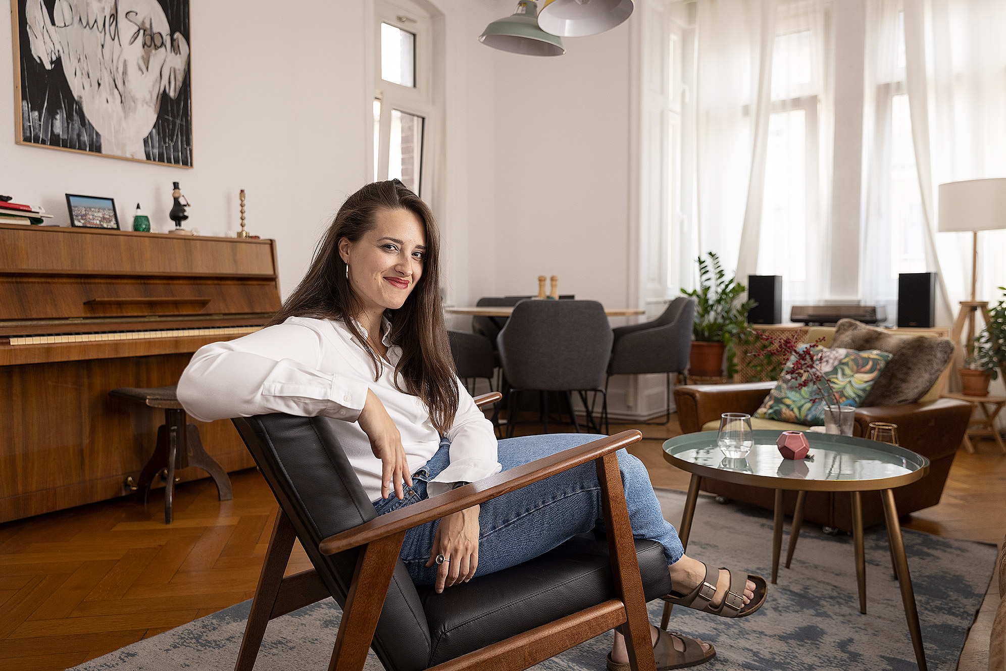 Sara Glojnarić sitzt auf einem Sessel