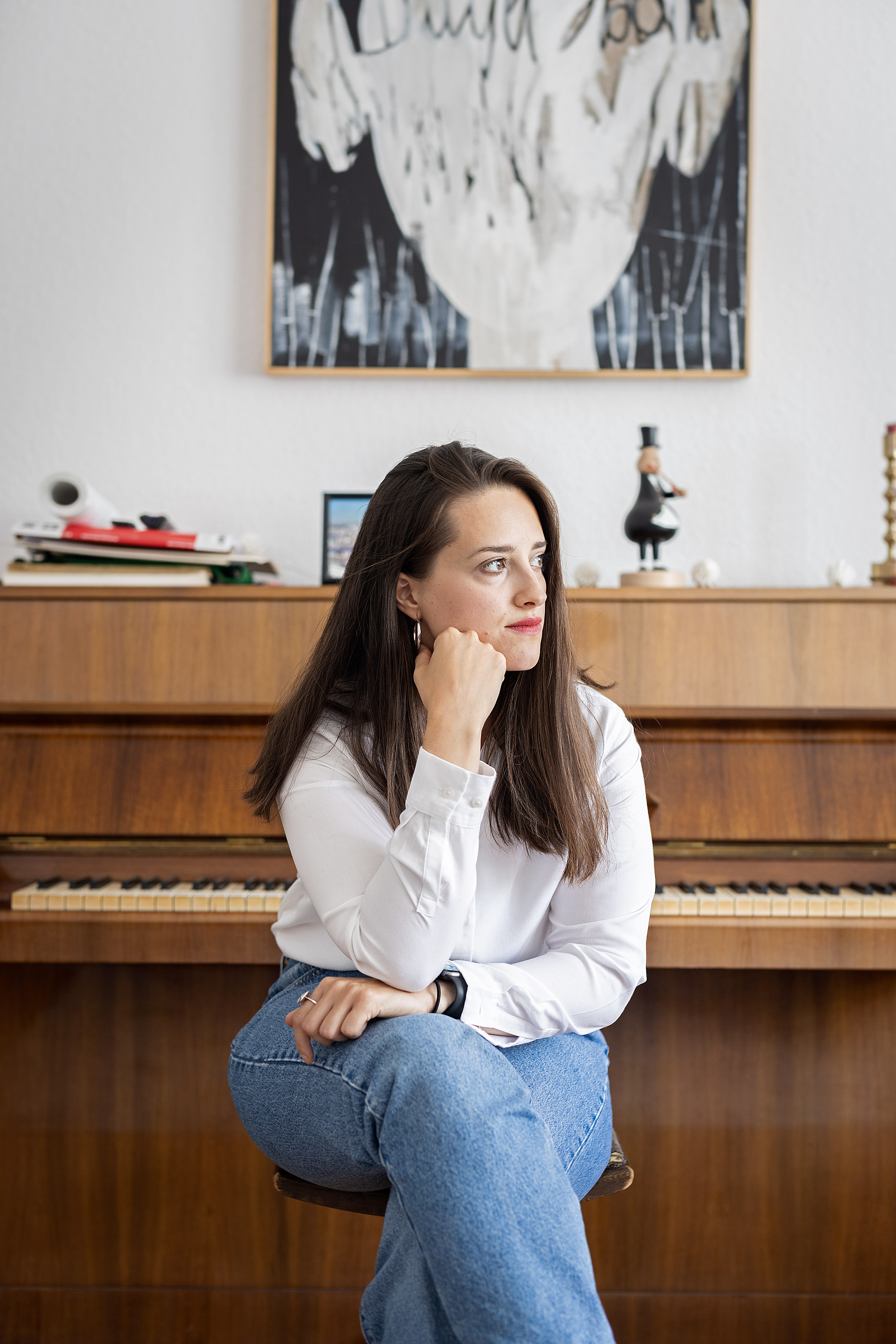 Sara Glojnarić sitzt vor einem Klavier