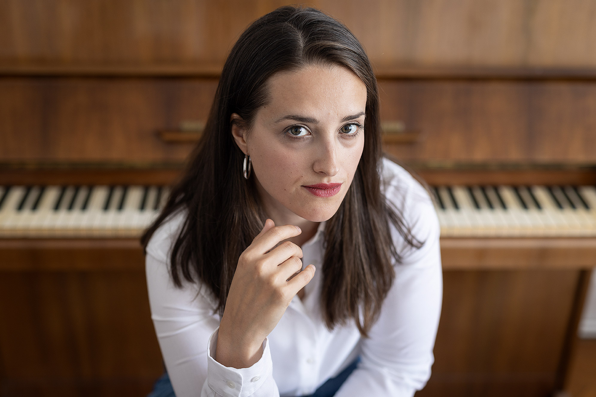 Sara Glojnarić vor einem Klavier