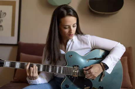 Sara Glojnarić spielt Gitarre