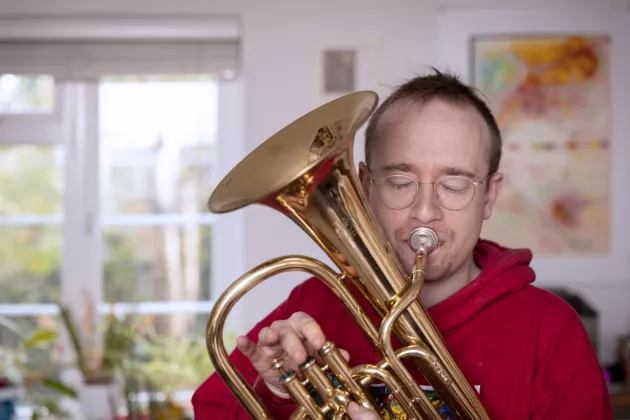 Alex Paxton spielt Tuba