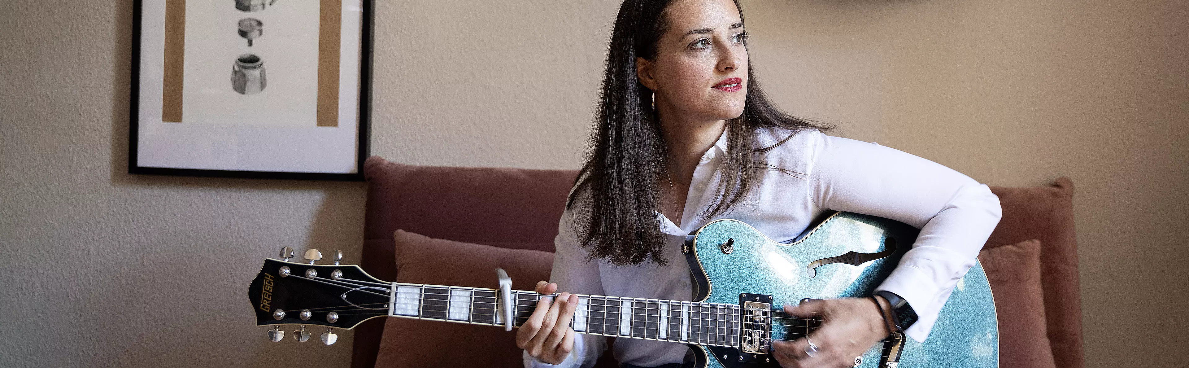 Sara Glojnarić spielt Gitarre