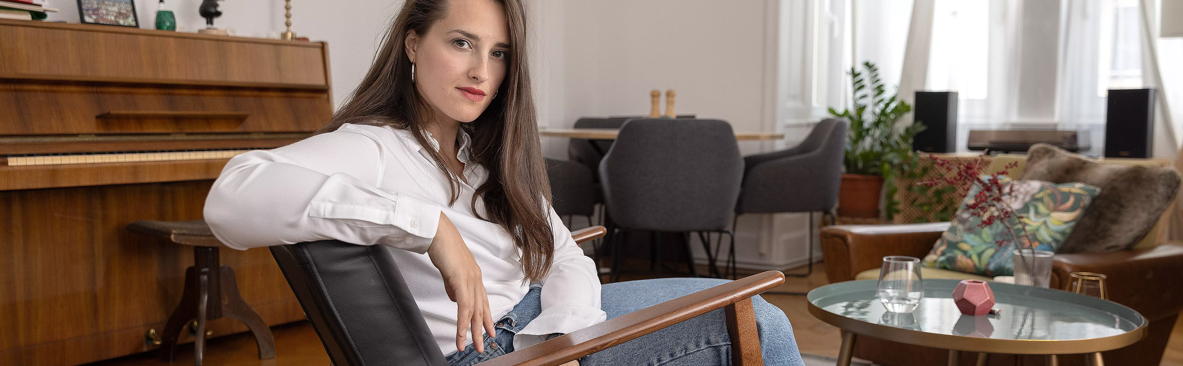 Sara Glojnarić sitzt auf einem Sessel